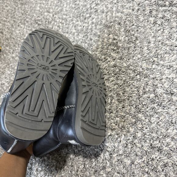 UGG Women’s Classic Short Black Leather Winter Boot Size US 6 Shearling Lined - Picture 6 of 7